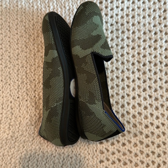 New Rothy's Kids Camouflage Slip-On Shoes size 1 - Picture 2 of 8